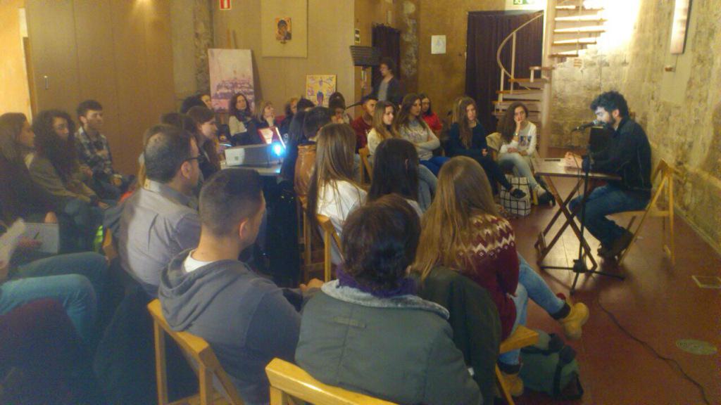 FEDACSantAndreu's tweet photo. Amb @santegidio_ES participant del sopar itinerant. Joves conscients i solidaris de @twtFEDAC #passióxeducar http://t.co/RxAjSwfs3Q