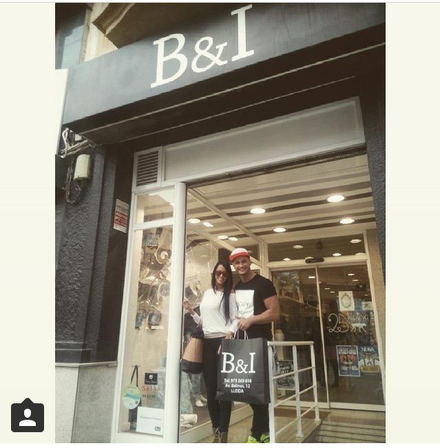 bi_balmes's tweet photo. Hoy en B&amp;I hemos recibido una visita muy especial 😍😍!!! @angelvico88 y @aurahruiz !! #B&amp;I  #mujeresyhombreyviceversa http://t.co/w64fwGbG8o