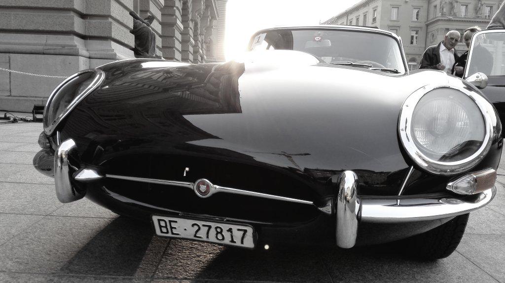 cwasi's tweet photo. Good vibrations an der Museumsnacht Bern. Oldtimer vor dem Bundeshaus - und was für einer. @museenbern http://t.co/NkoWADTh21