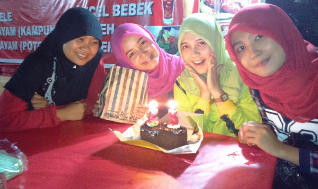 Barakallah shbt trbaik kami, ntit :*.. Haha.. Gokil dah, buka kue+nyalain lilin+niup lilin srba sndri :D..