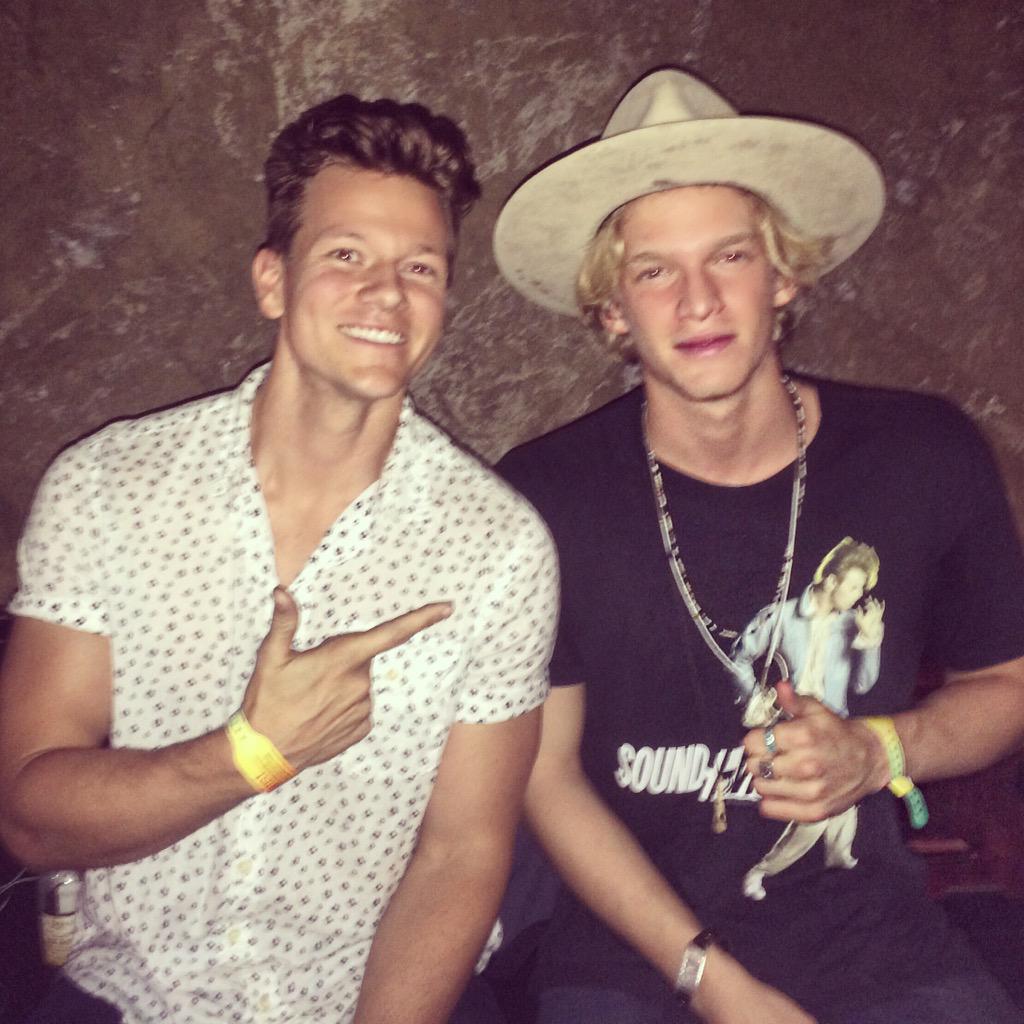 tylerwardmusic's tweet photo. This guy inspires me. A solid guy with a unique understanding of the world. GREAT seeing you  @CodySimpson http://t.co/eLR8gUMwys