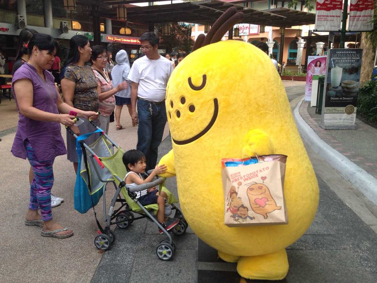 Sarah27_Jane's tweet photo. Jaga: "Ninong's here with his #BestoPotato pasalubong for you!" haha #JacknJillCalbee http://t.co/IF1SNX8o5N
