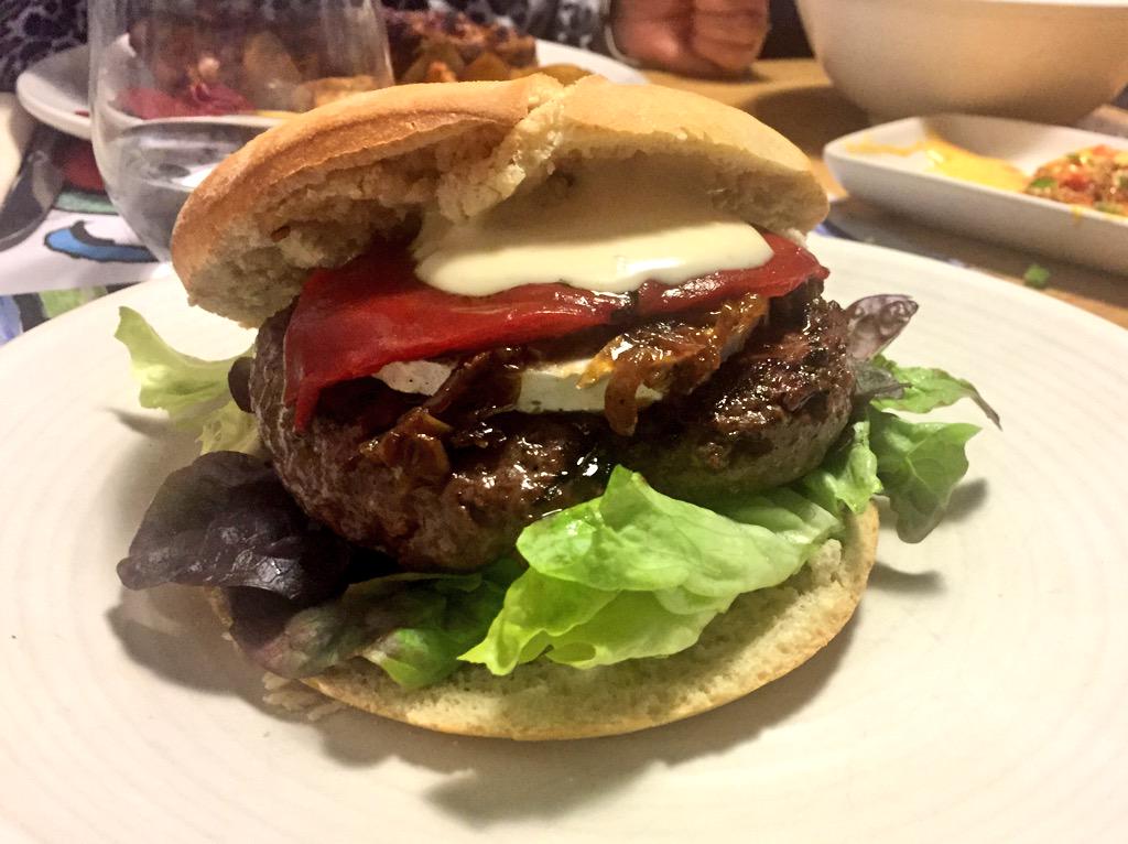 pelaezphoto's tweet photo. @javipese hoy le he roto yo, viaje con mis padres y parada en @elBurgerheim #logroño #ñaca #hamburguesadelabuena http://t.co/SybLUmCOMd