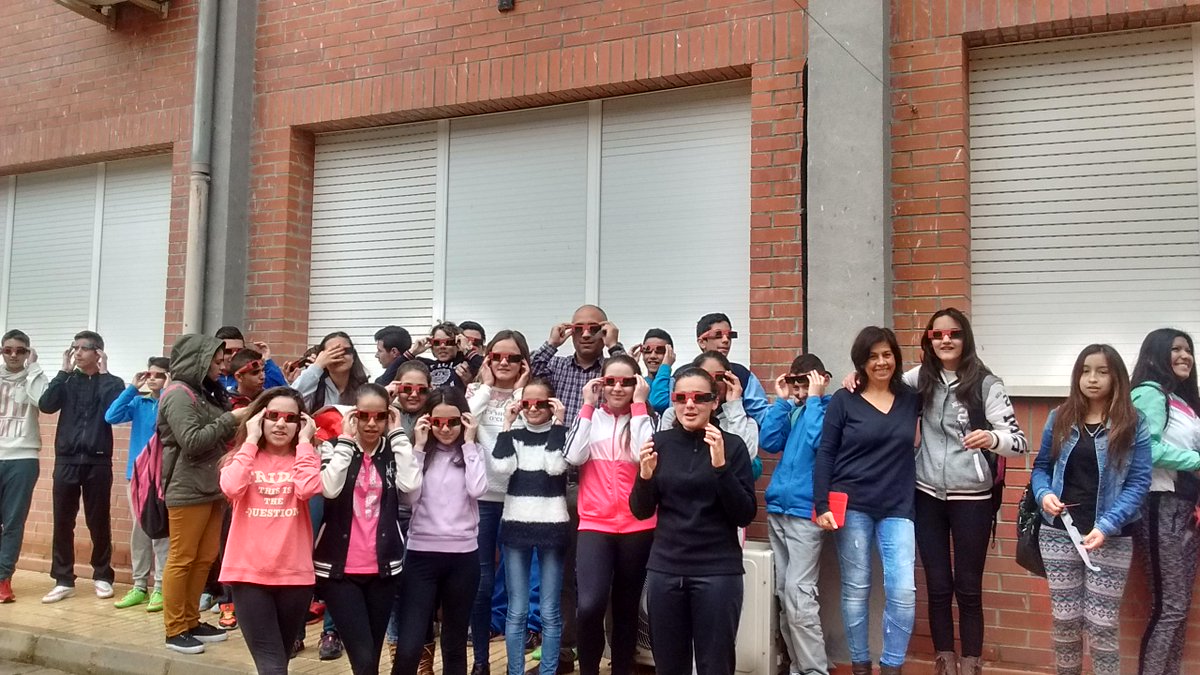 mudic_ciencia's tweet photo. Desde #Orihuela lo hemos visto a ratos, pero lo hemos pasado muy bien! #eclipse2015 #eclipse20m http://t.co/Su4O5Rmw6f