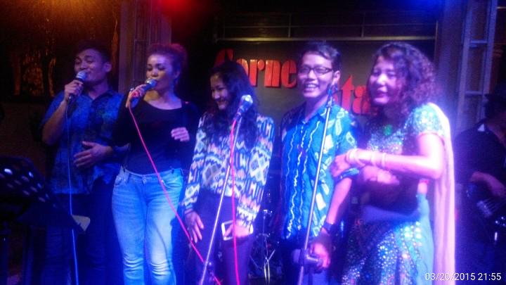 couchsurfingYK's tweet photo. @couchmedan full of talent flyday#1 anniversary http://t.co/I8CUt33UXK