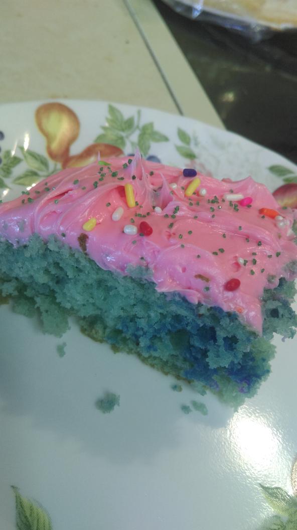 budz625's tweet image. French vanilla cake with strawberry icing. 🎂 #SpringCake #Bored