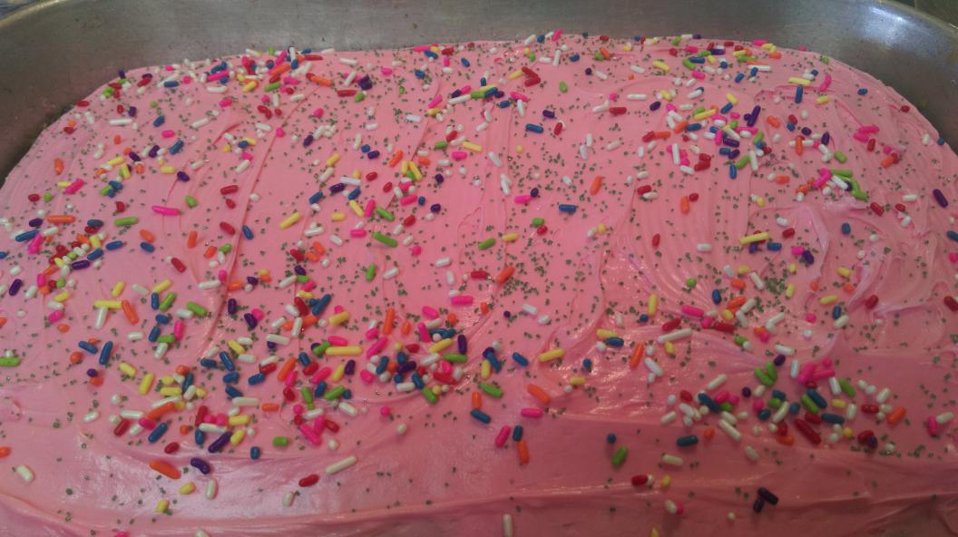 budz625's tweet image. French vanilla cake with strawberry icing. 🎂 #SpringCake #Bored