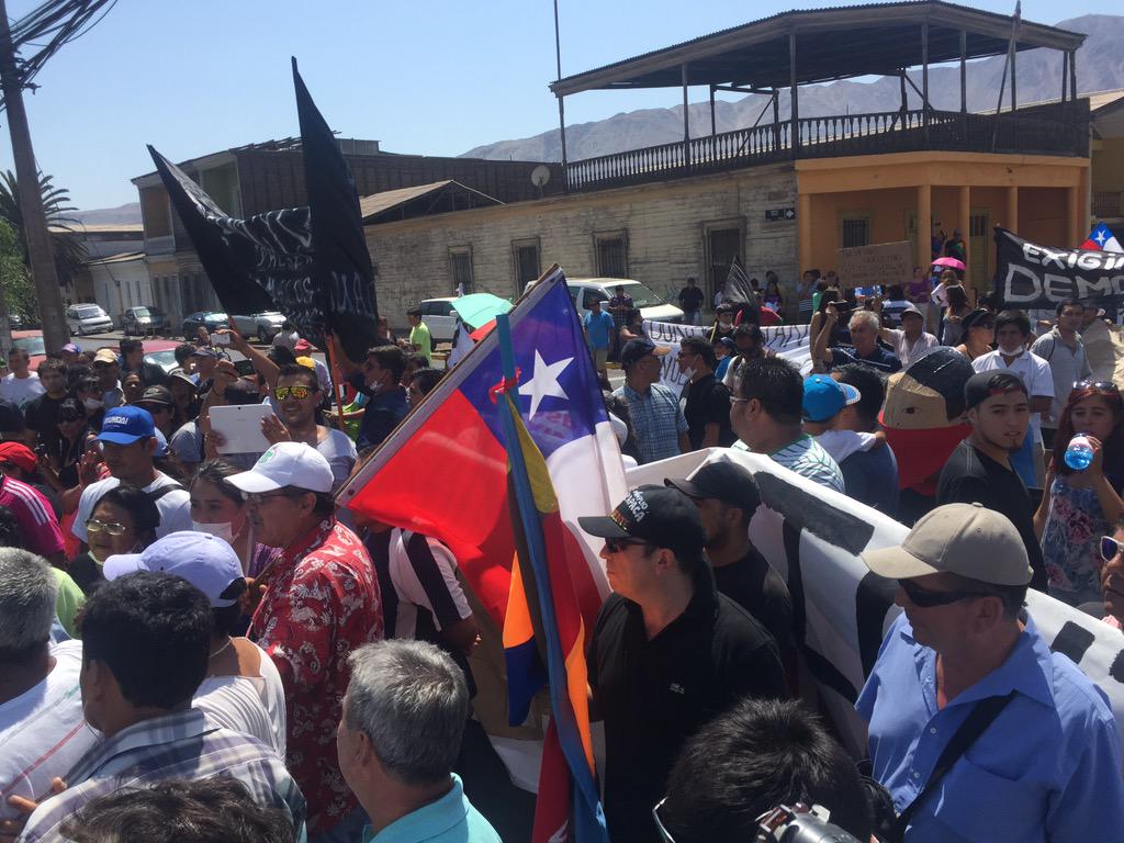 HombredeRadio's tweet photo. Marcha de los indignados es contenida por Carabineros en Ohihgins con A.Pinto. Se producen conatos #IQUIQUE @biobio http://t.co/vEJb9SZt5X
