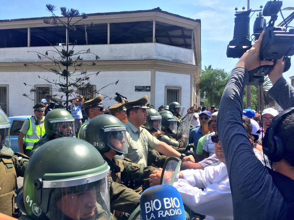 HombredeRadio's tweet photo. Marcha de los indignados es contenida por Carabineros en Ohihgins con A.Pinto. Se producen conatos #IQUIQUE @biobio http://t.co/vEJb9SZt5X