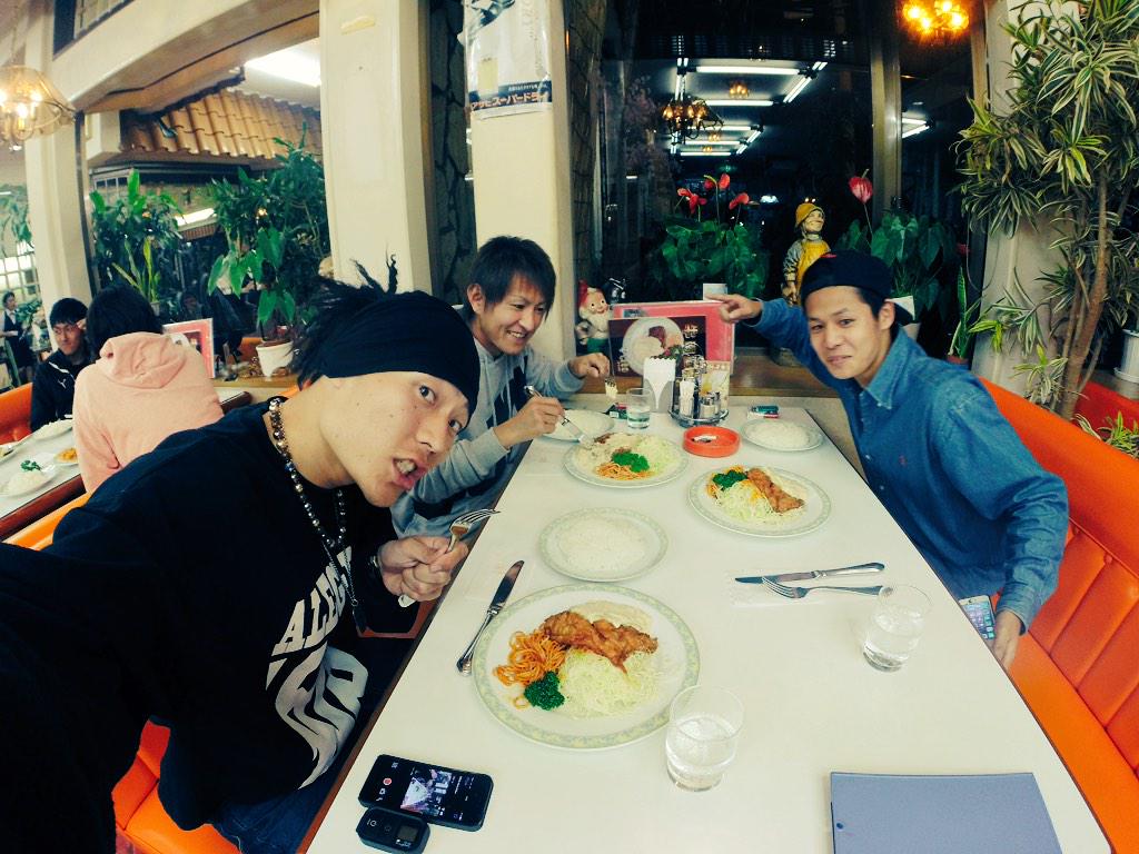 7YOSSHI7's tweet photo. 【YOSSHI×ボール×スピーカー=旅】

宮崎のフリースタイルフットボーラーのマルさんと練習からのフリースタイルバスケットボーラーのダルくんも合流してご当地チキン南蛮を食す。美味♪からの練習してマルさん家に宿泊☆

#44旅 http://t.co/0aW0R8Hx1Z
