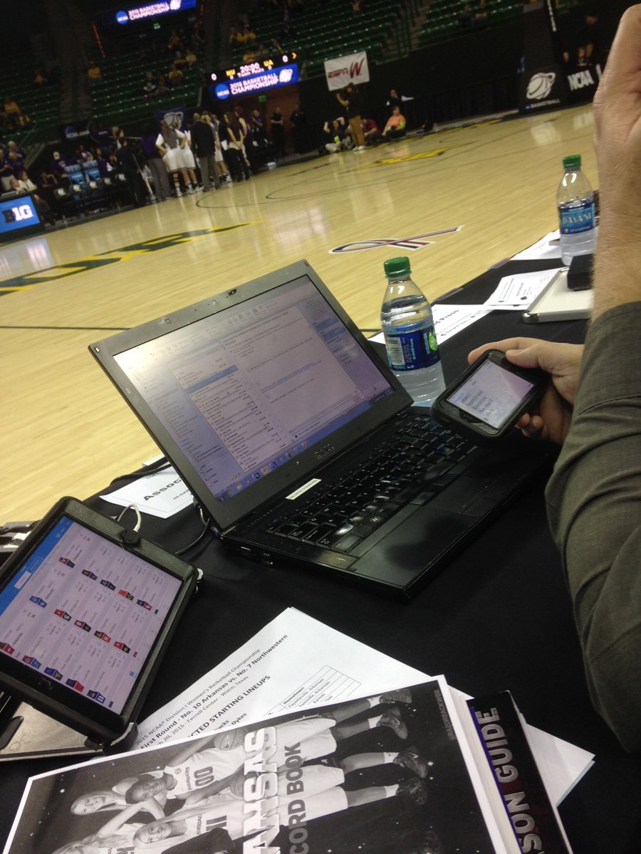 Kevin_Tank_Waco's tweet image. Look at this guy, working three screens. #TechnologicallyAdvanced @hawkaptexas