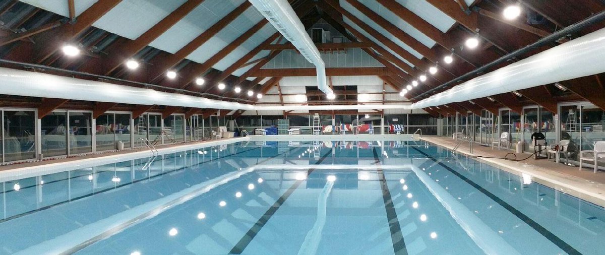 Rénovation intelligente : la piscine @Lechesnaymairie du Chesnay équipée en technologie LED. tinyurl.com/o7nouuc