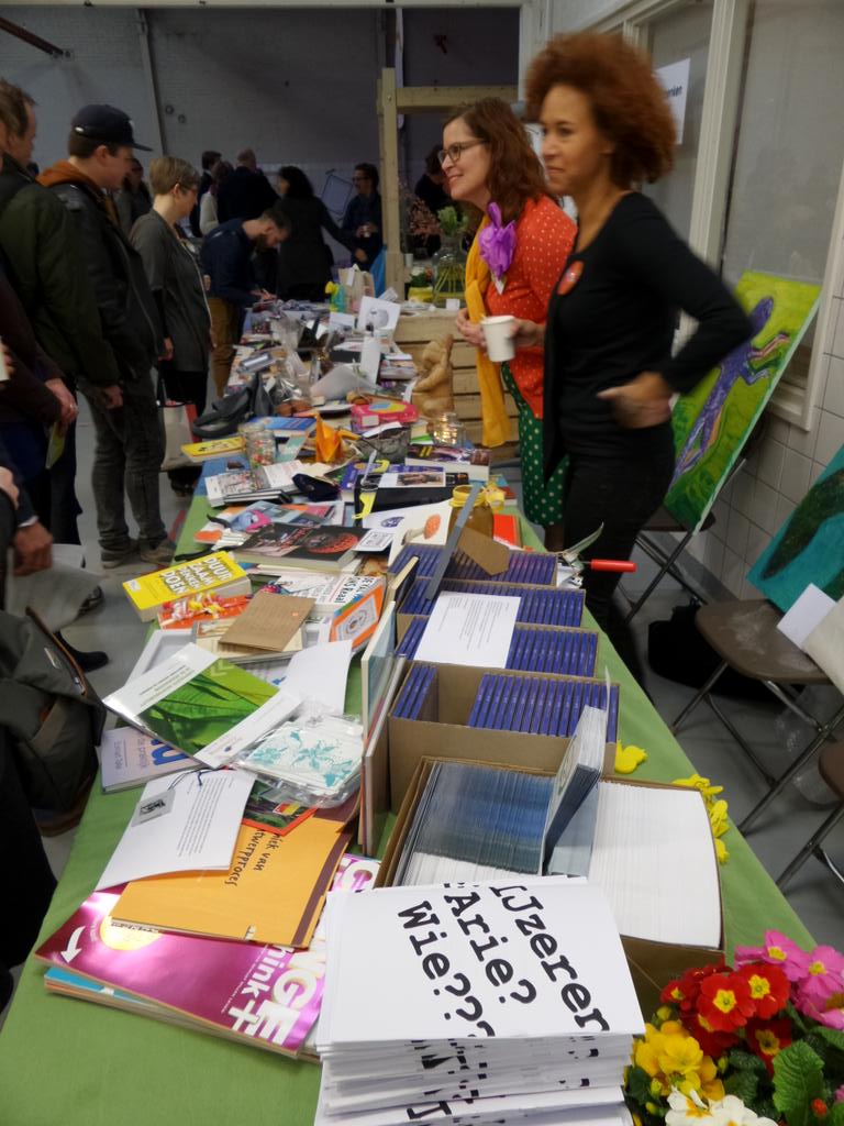 AdriekeDeKraker's tweet photo. Een van de leukste tafels van 't #LenteKantelfestival: de weggeeftafel. Dank voor het Mindmap boek Dick! @NL_Kantelt http://t.co/zSdblGg78j