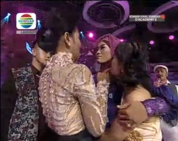 Indosiar's tweet photo. Tetap semangat @DA2_Anik #DAcademy2 http://t.co/ANmemuEB3K
