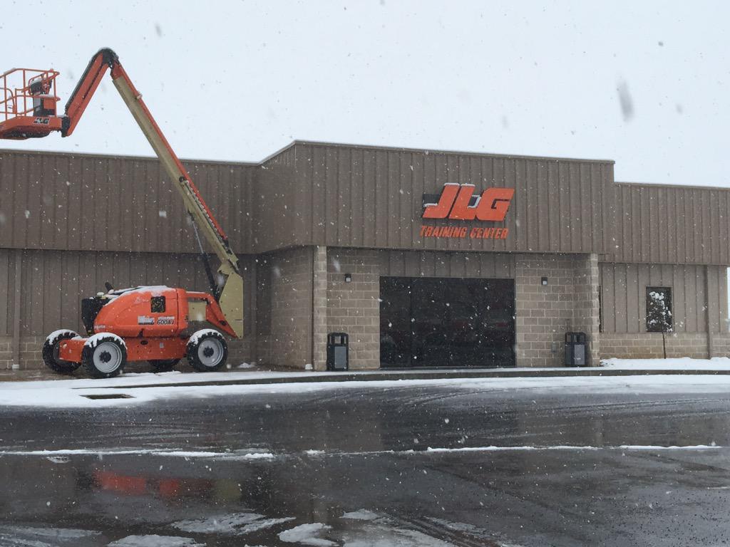 ShannonRFarrell's tweet photo. Thank you @JLG_Industries for the tour of your new training facility! @TanyaBredow @sh3translates @ArgosMultiling http://t.co/oE3f9SQlro