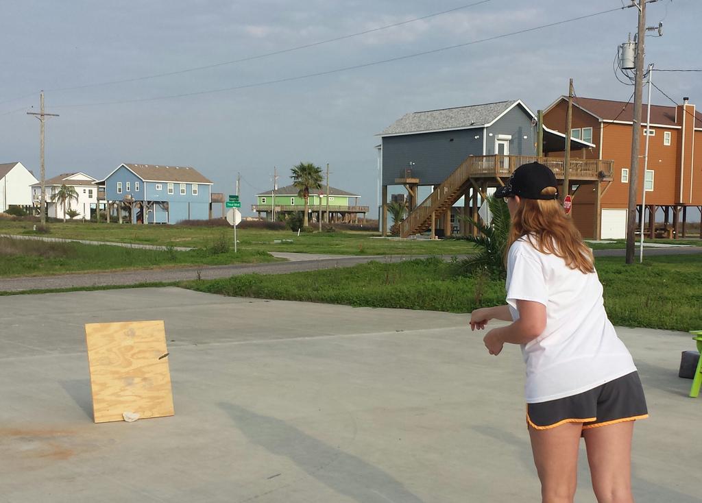 Jgoss1971's tweet image. Oh dear. @ambergoss77 is practicing throwing knives now. #UnBlessed #NotGoodForMe