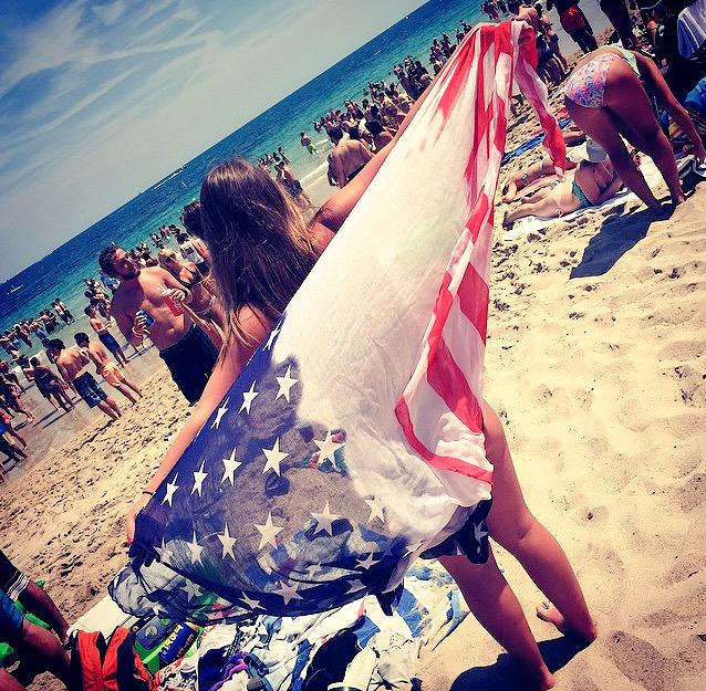 BarstoolPU's tweet photo. America + Smokes = #BarstoolSpringBreak with @carsensandiego http://t.co/WX3BMNSyG2