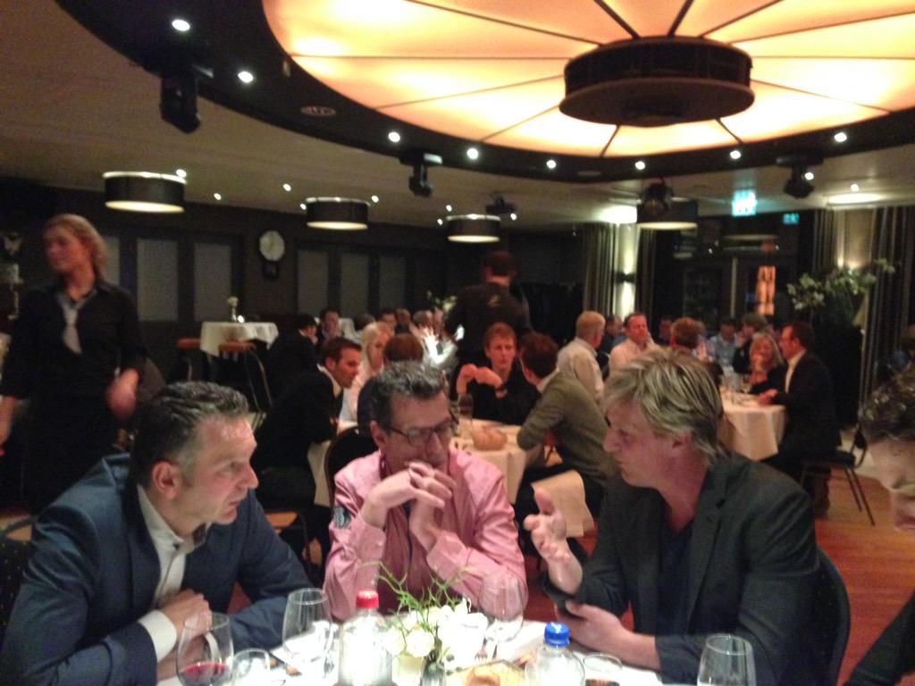 Aan tafel met Wim Kieft bij het sponsordiner MVCTOPD toernooi. Net voetbalquiz gewonnen <a href="/NiensHoreca/">Niëns Horeca</a>