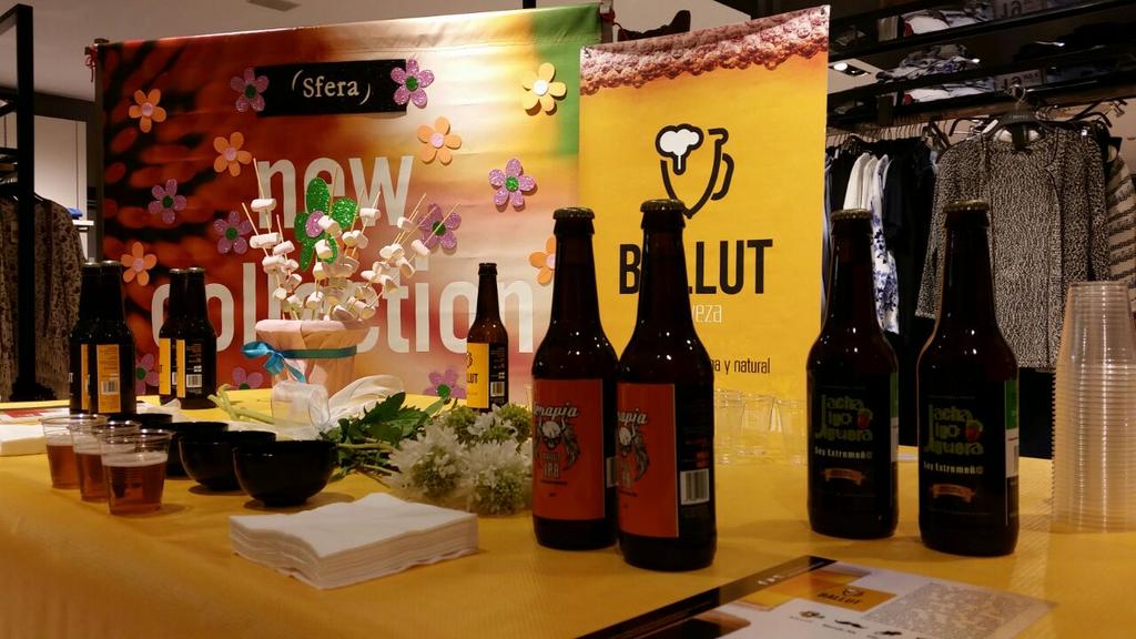 Ballutcervezas's tweet photo. Esta noche en @Sfera_Moda celebran su #Sferaspringnight y para amenizar las compras estamos degustando #Ballut http://t.co/u3ia215GyG