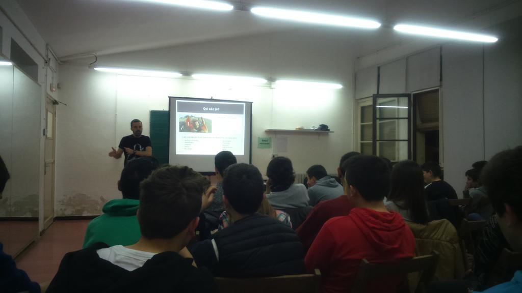davidsanitjas's tweet photo. Taller d'@Outconsumer a @JovesBIR... 27 joves un divendres a les 20:00!! Ens haurem de fer youtubers... http://t.co/Pdm3hCmcxf
