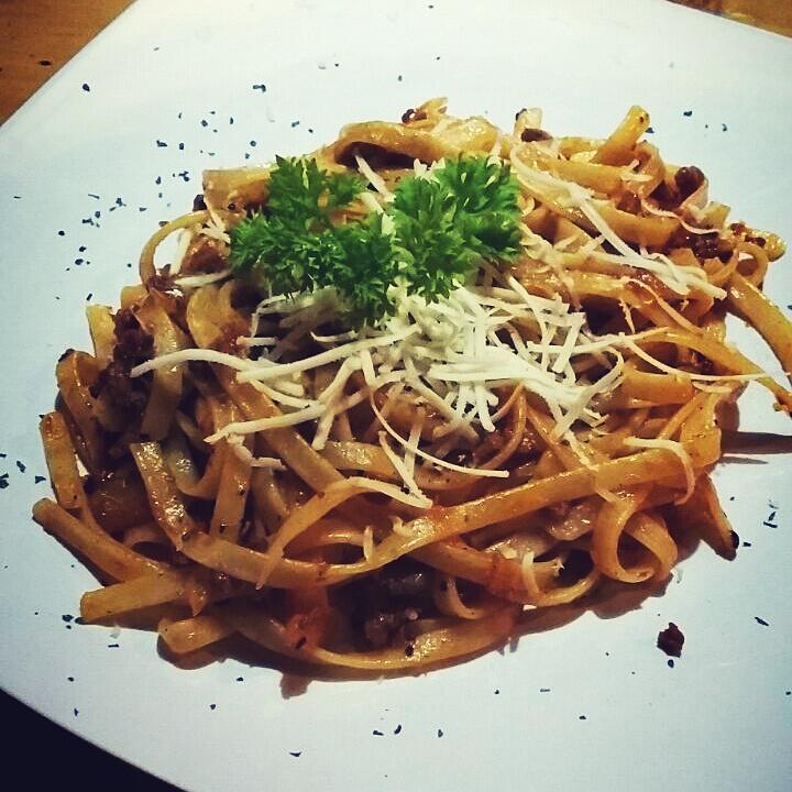 danuumbara29's tweet photo. pasta bolognaise, es krim goreng, nasi goreng kebuli...@kopipapi #food #foodshare_id #kopipapi http://t.co/EV9v2Xvkyr