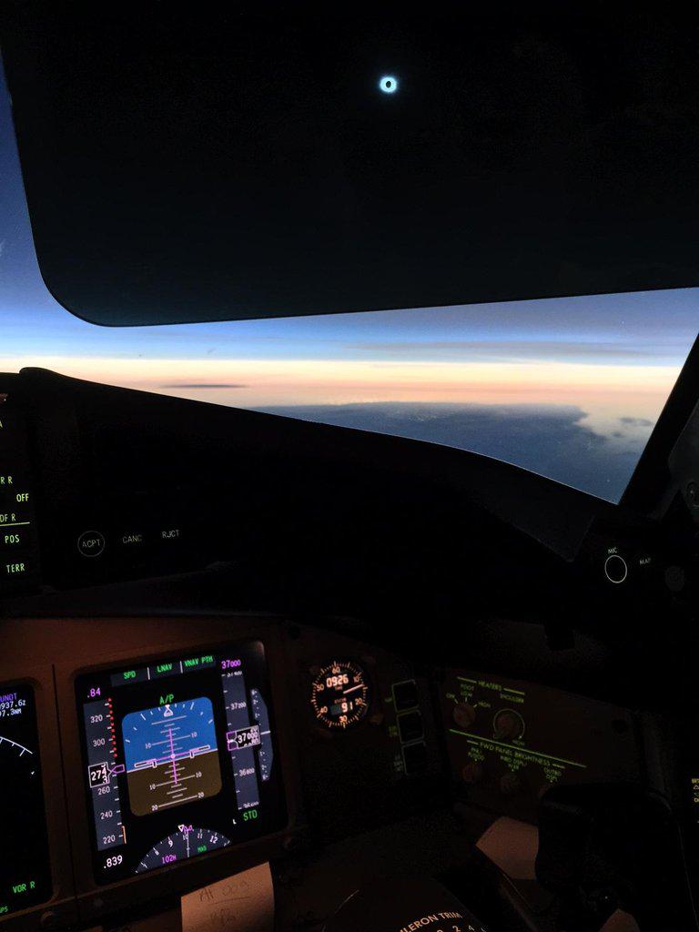 wicho's tweet photo. La galeria entera de fotos del #eclipse20m #Eclipse2015 desde el EZY1805, vía @Kuu6: http://t.co/URWfLHYJRA http://t.co/uwQRnBb64Q