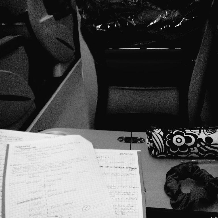 OnceMissAwkward's tweet image. Viajar en el TrenHotel molaría más si no tuviera que estudiar catalán :( 
¡Pero me han dado una manta! #traingoals