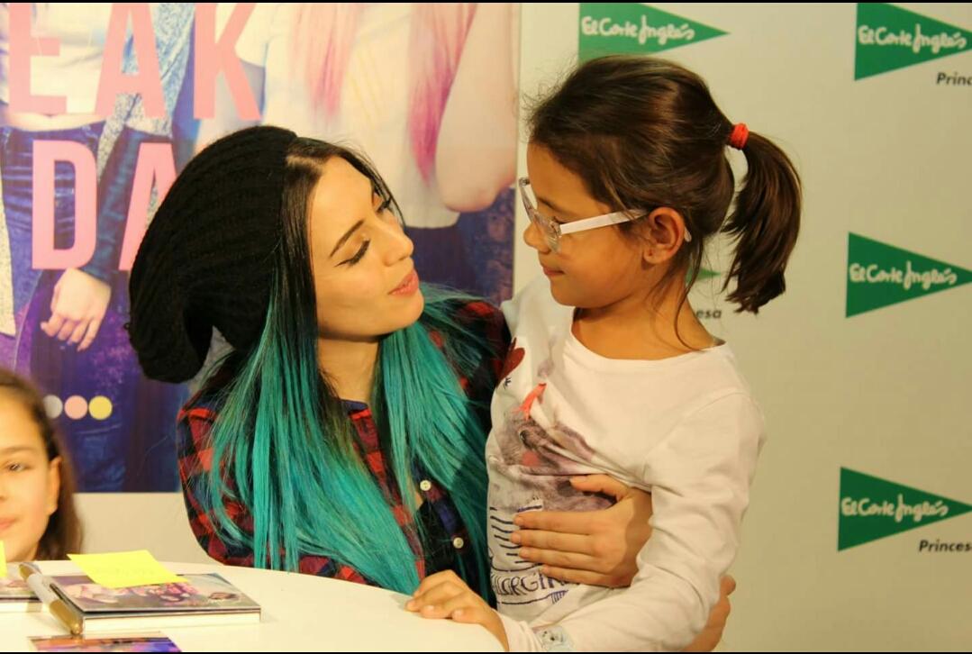 ObviouslyPla's tweet image. Sonia con niños en las firmas