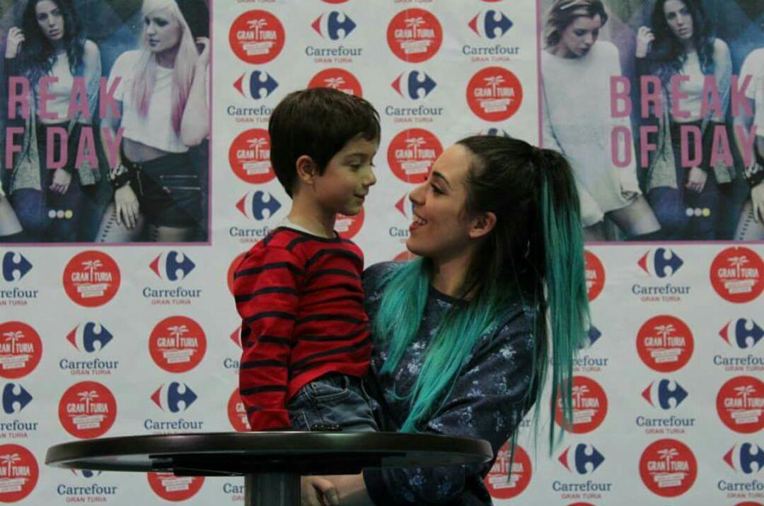 ObviouslyPla's tweet image. Sonia con niños en las firmas