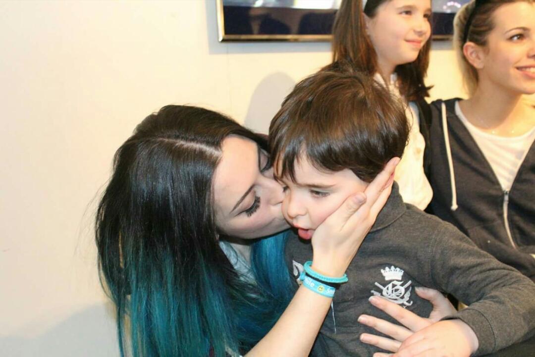 ObviouslyPla's tweet image. Sonia con niños en las firmas