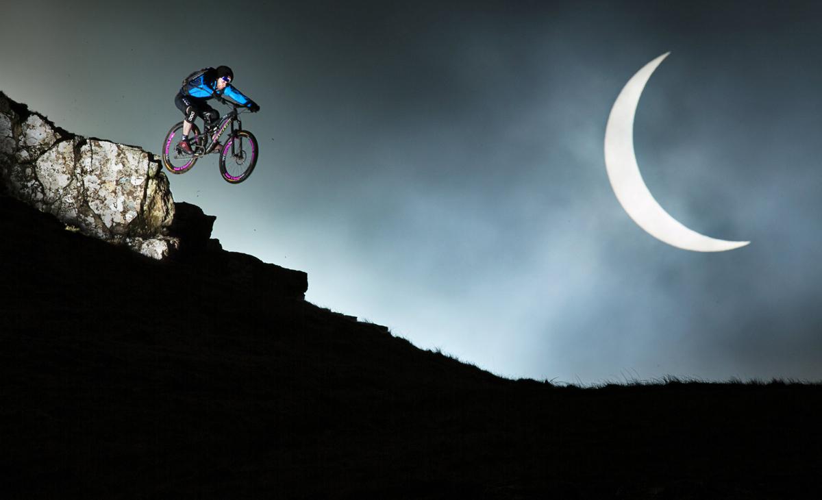 MiguelMorenatti's tweet photo. El fotógrafo de Red Bull Rutger Pauw lleva una semana preparando la localización de esta foto, el resultado: Brutal! http://t.co/AOi5lKnVcF