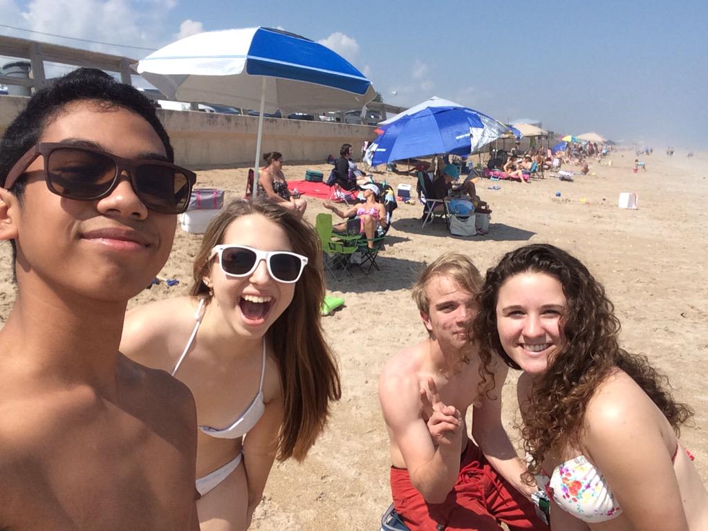 ashlynrose924's tweet photo. Fun beach trip with the family!🌊☀️🌞🐙 http://t.co/YXauDL6bAj