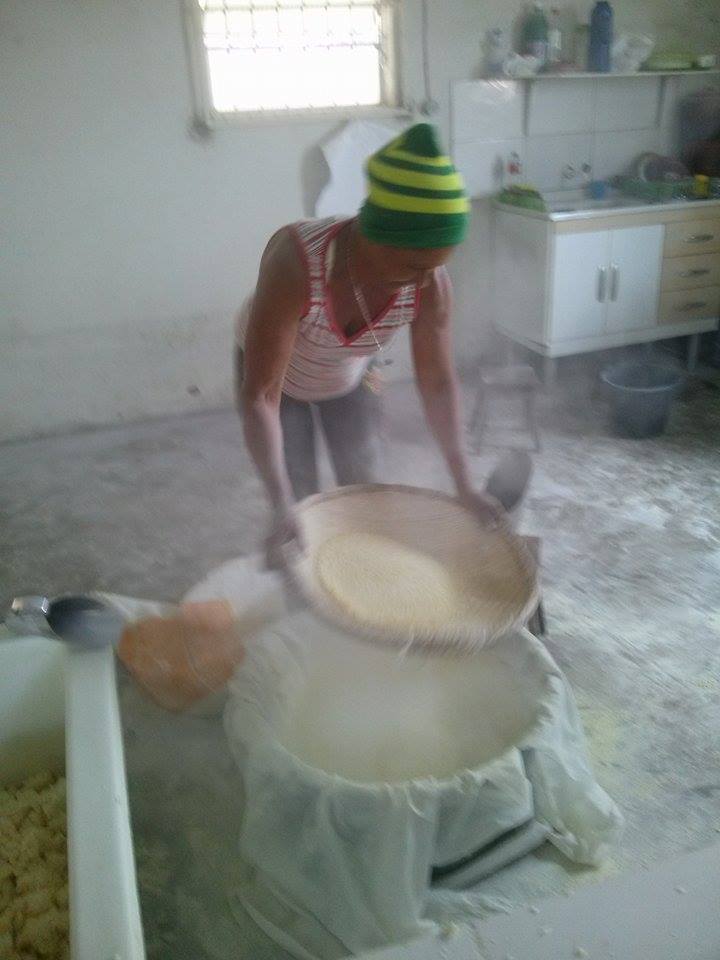 Our apprenticeship in Brasil: making organic local and fresh tapioca flour.