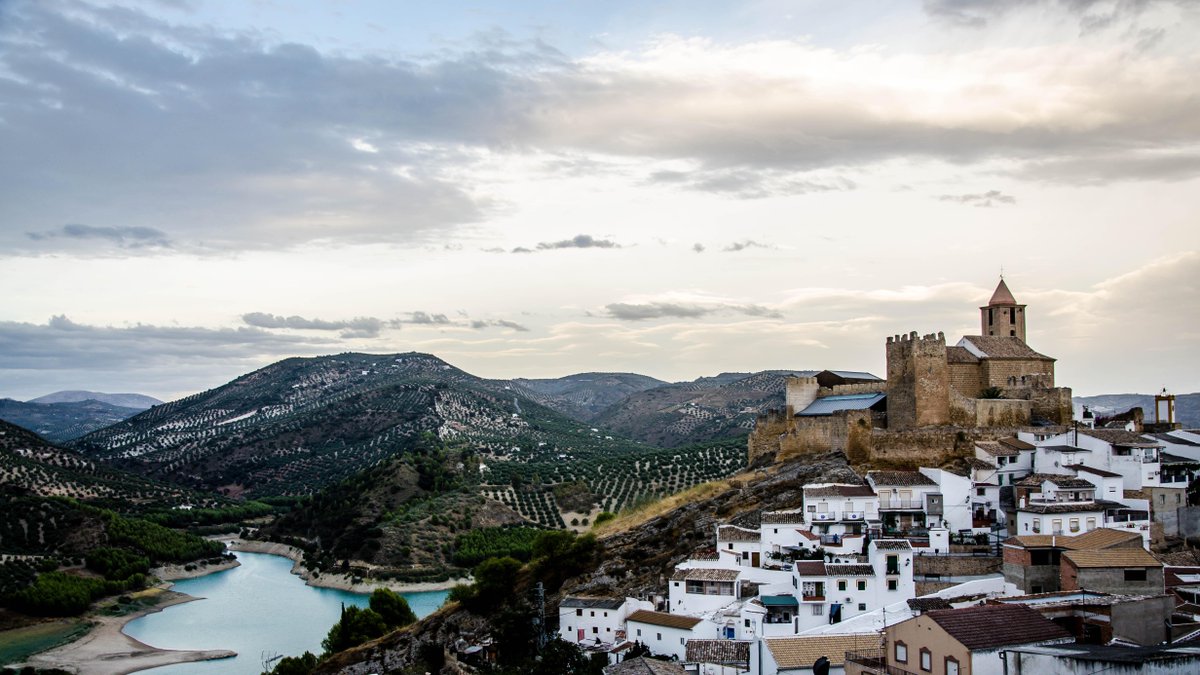 ImmHOP's tweet image. Iznajar, un village perché en Andalousie ! et des appartements, maisons à petit prix ! immhop.com