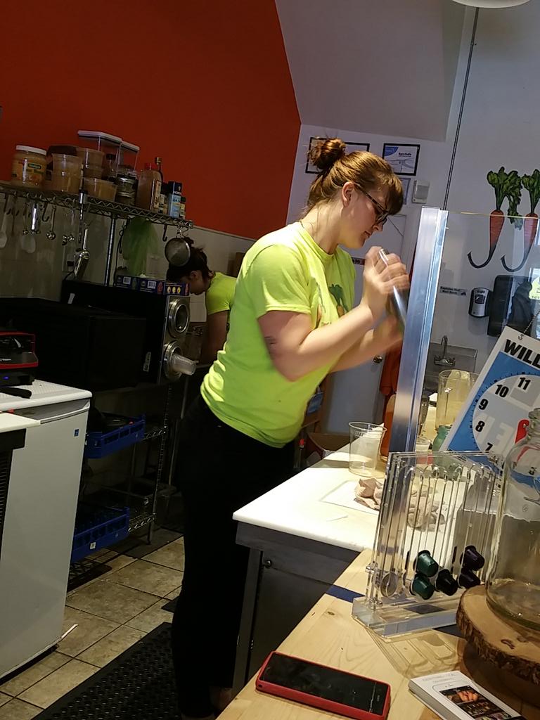 RegularRuben's tweet photo. At @JusJuus with @Snagglzar getting some fire ass drinks... http://t.co/Br6q63GdrN