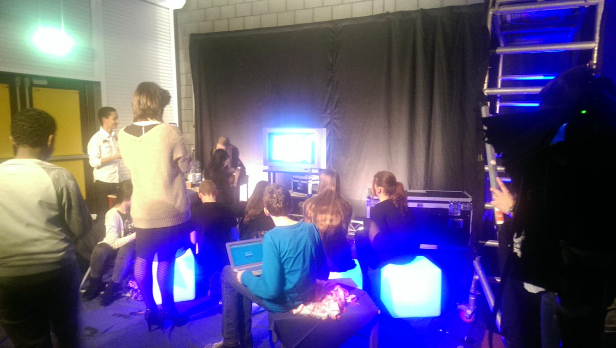 AulaCommissie's tweet photo. Ook in de Blueroom wordt gestemd @alfrink http://t.co/Q9VcjHIEmf