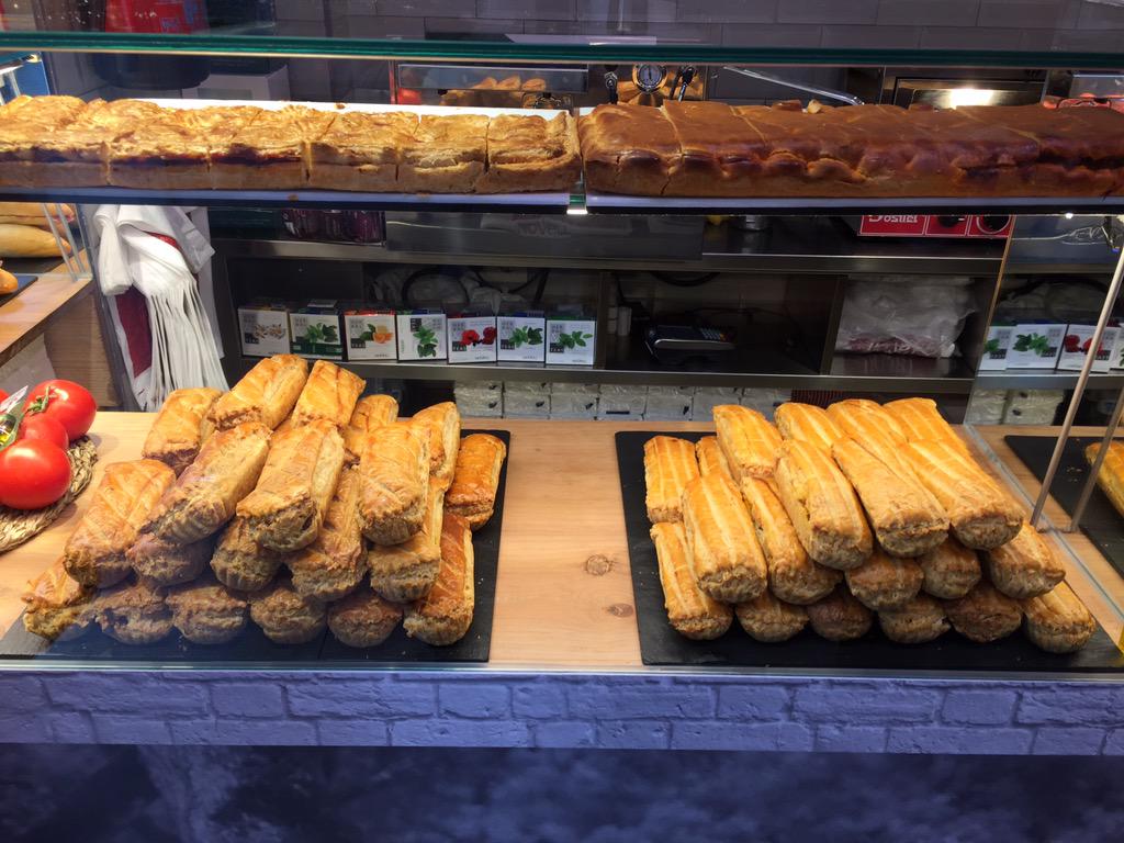 SwaggerPucky's tweet image. Pas evident de resister! Aie aie le régime!! #madrid#granvia