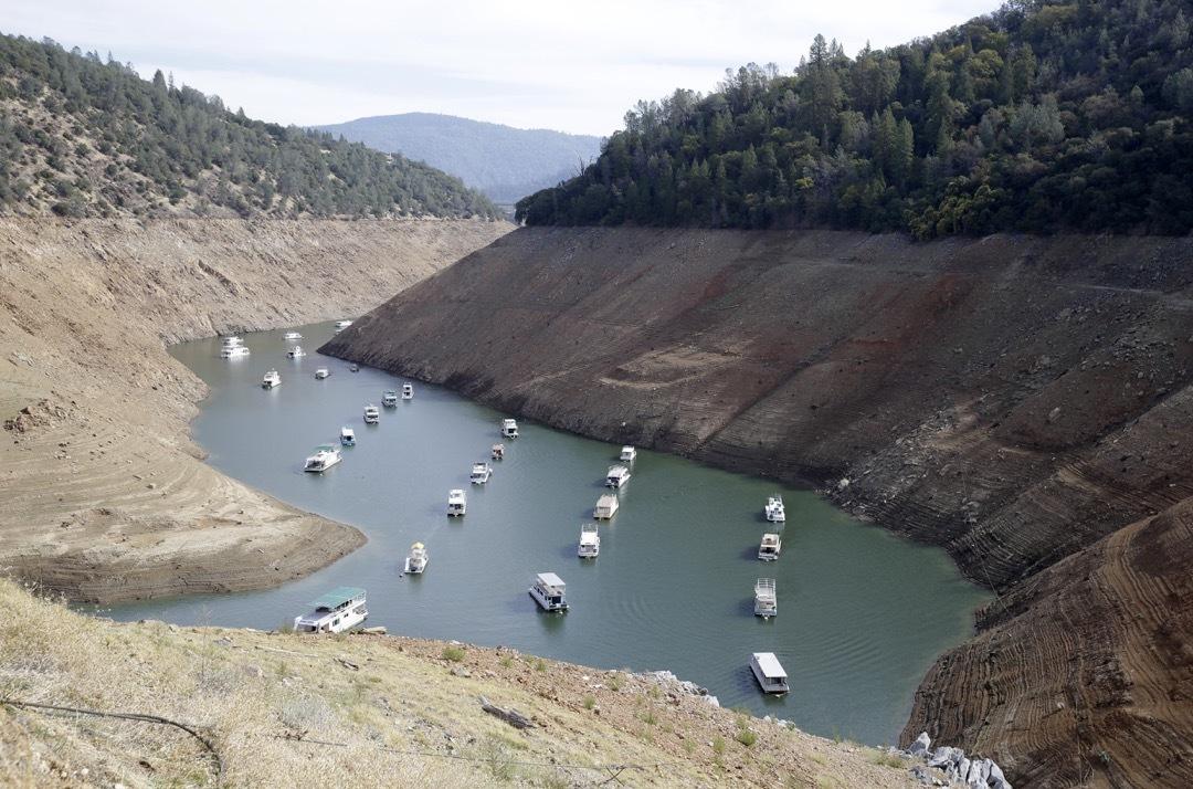 VICENews's tweet photo. The world is going to face a severe water shortage if changes are not made, UN warns: http://t.co/pd2HwuQXhV http://t.co/a8Wgoorato