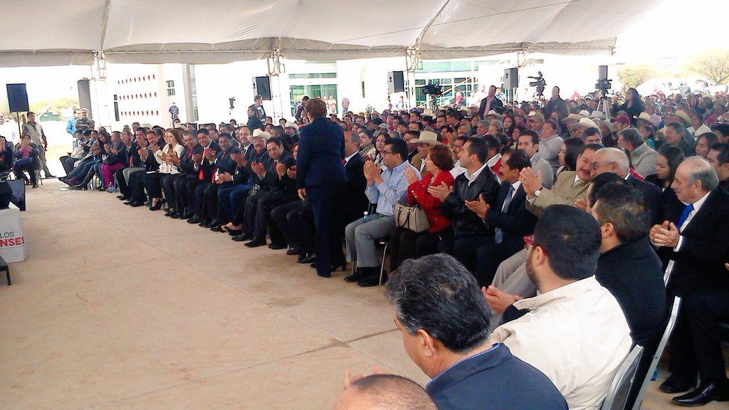 Rosytrianamtz's tweet photo. #Informe2014Dgo del Sr. Gob. C.P @JHerreraCaldera en el Municipio de #Poanas #vamosjuntos http://t.co/YxHezNgkgz