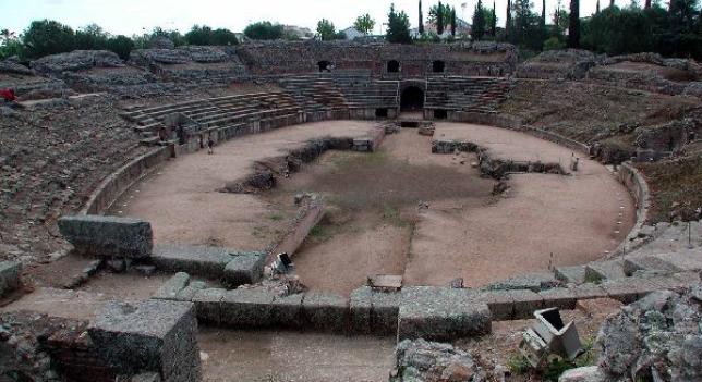 A3Noticias's tweet photo. Suspendido el campeonato de pádel en el Anfiteatro romano de Mérida tras las quejas http://t.co/TgufC7nGrW http://t.co/j4xzdUtZY9