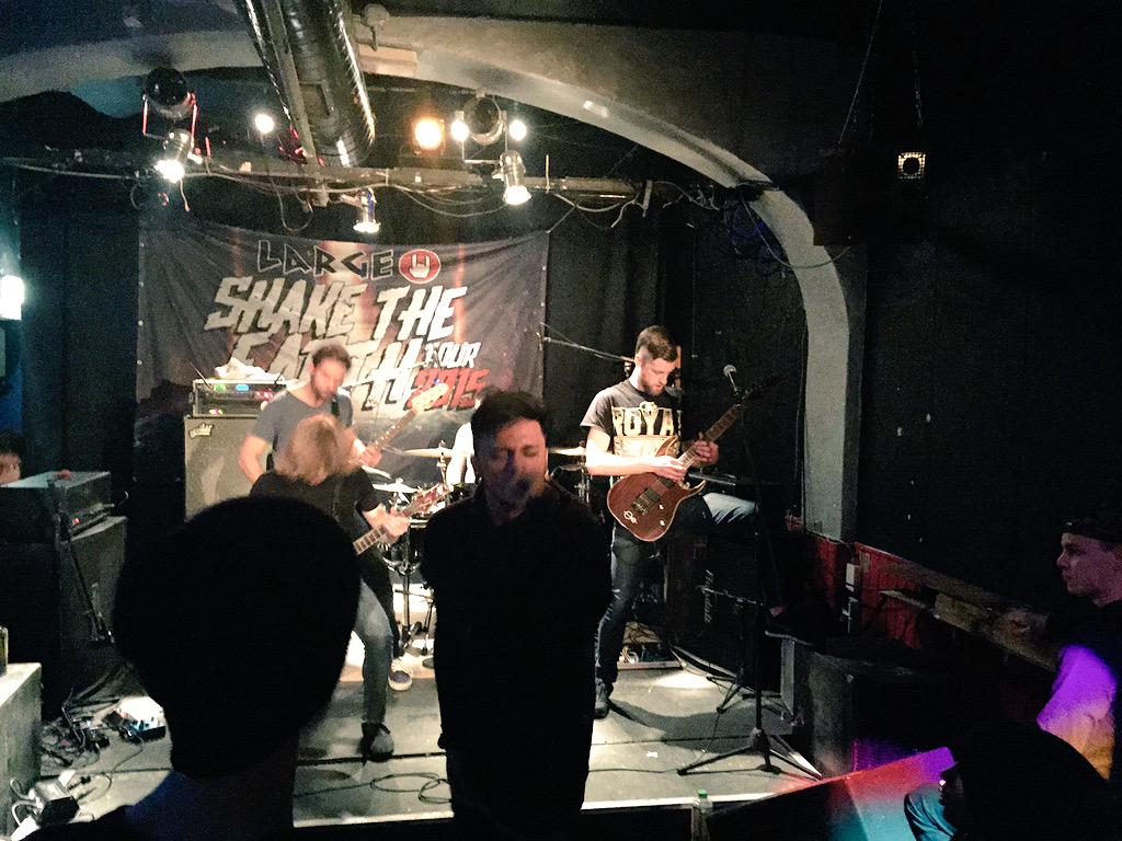 .@TheRoyalNL breekt het podium af. De <a href="/Largepop/">LARGE</a> Shake the Earth Tour is nu echt helemaal los!