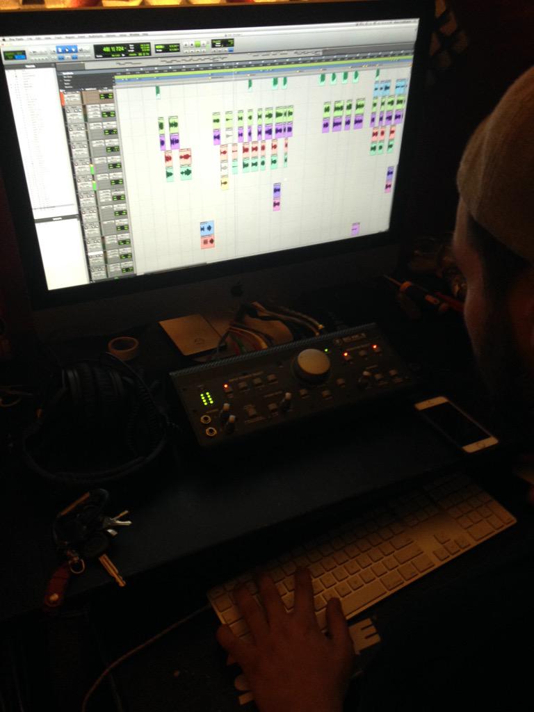 OneRoomSound's tweet photo. #OneRoomSound working on some new music excited for you guys to hear! #musicmatters #follow #music #art http://t.co/RNtljeJvCA