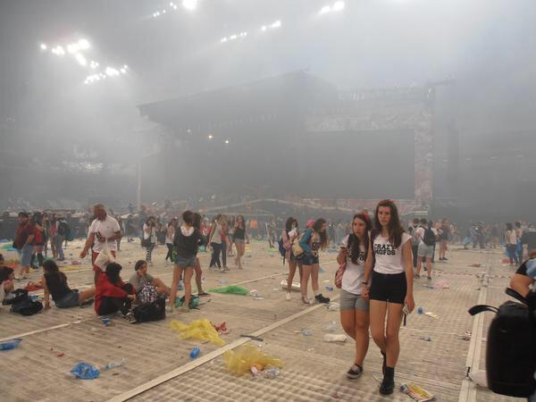 niallescent's tweet photo. It looks like the apocalypse but really it's just the end of a 1d concert http://t.co/1niizqtUIU