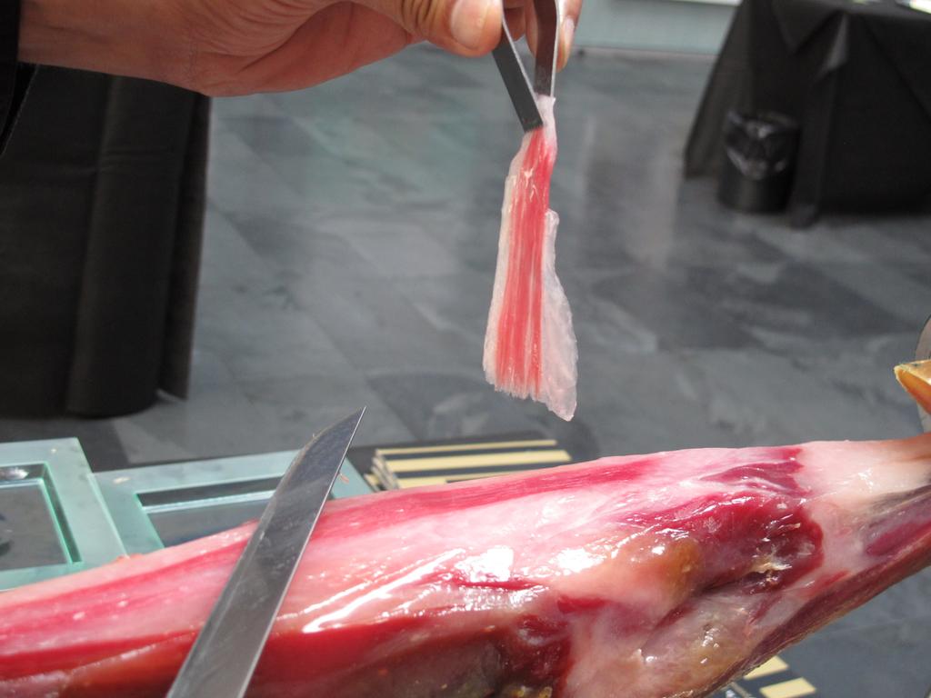 Sólo un 100% ibérico de bellota tiene este aspecto! Con su grasa sonrosada, suave, exquisita y saludable!