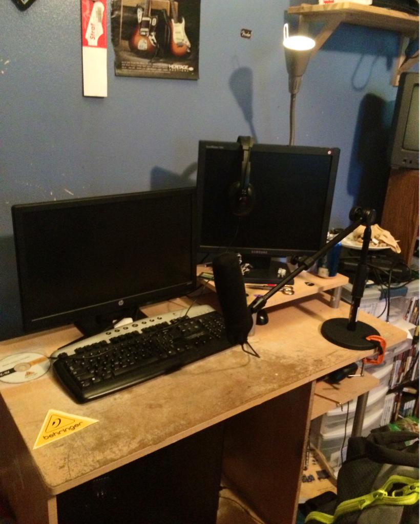 BugliesGames's tweet photo. Full rig: HP monitor (left), Samsung monitor (right), Turtle Beach P11 headset, &amp; Behringer C1-U. Imma happy😊 #gamer http://t.co/W7VrMW9ciR