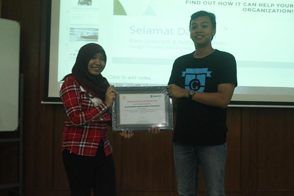 COMPFEST's tweet image. Penyerahan sertifikat kepada para pembicara oleh Fatia Kusuma Dewi, Executive Vice Officer CompFest7 #ExploreITon