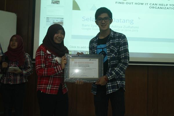 COMPFEST's tweet image. Penyerahan sertifikat kepada para pembicara oleh Fatia Kusuma Dewi, Executive Vice Officer CompFest7 #ExploreITon