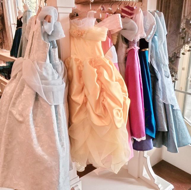 Mezzomikiのディズニーブログ ディズニーランドホテルのディズニーマーカンタイルでは アナとエルサのドレスを販売中 エルサは100 1サイズ アナは100 140サイズ の取り扱いがあります 価格円です Http T Co Bfuupozltz Http T Co