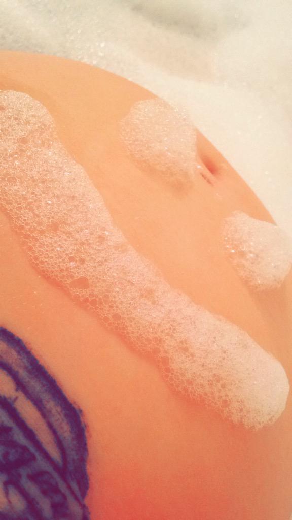 Dreamer_Dlr's tweet photo. My current situation. ☺️ #babybump #bubblebathfun #raelynndelarosa http://t.co/MQG6pOVVjN