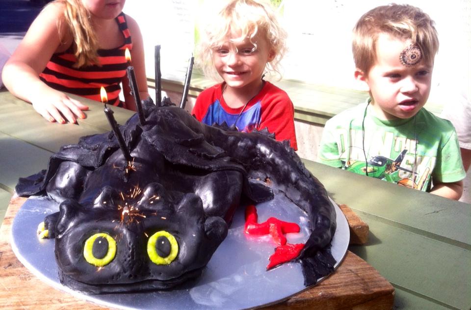 RoasterRen's tweet photo. Toothless cake, my little Rico born 900grams is now 4 :) http://t.co/jLf7hdznjj